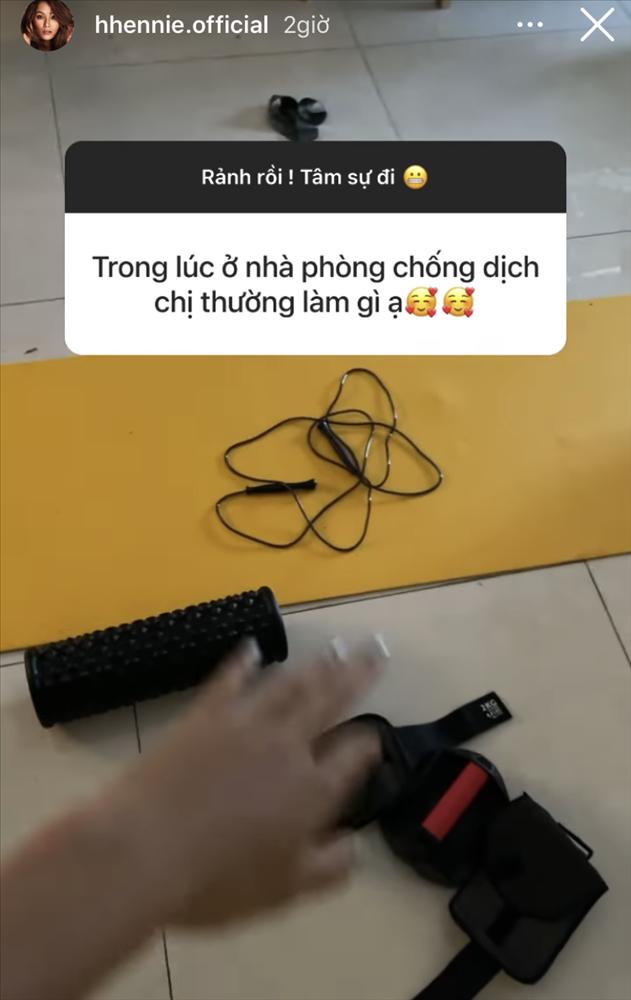 Giãn cách xã hội không thể ra salon, H’Hen Niê chia sẻ công thức ủ tóc suôn mượt tại gia-1