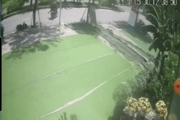 Bị giật túi xách, cô gái trẻ phản đòn cực gắt, tên cướp kinh hãi bỏ của chạy lấy người-1