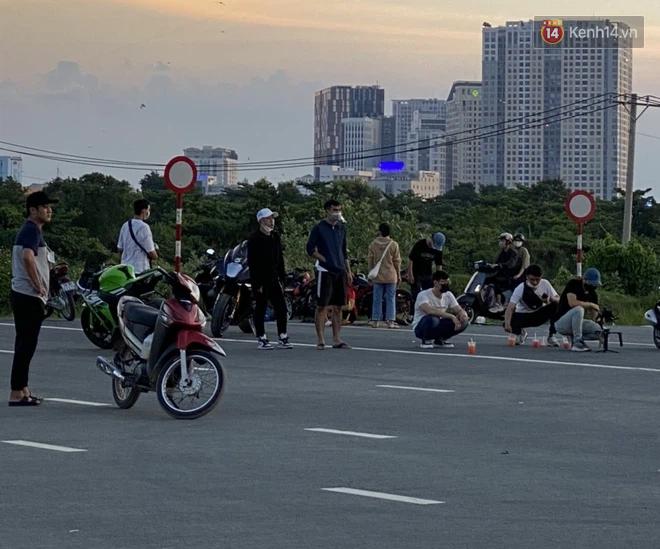 Giới trẻ Sài Gòn vẫn tụ tập thả diều, ăn uống ở Thủ Thiêm trước thời điểm giãn cách xã hội-1