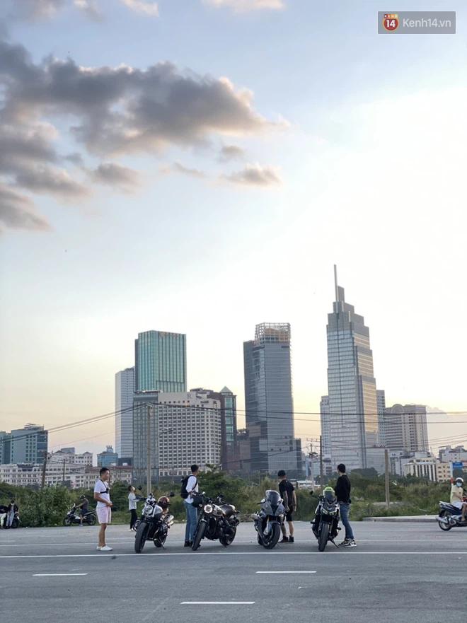Giới trẻ Sài Gòn vẫn tụ tập thả diều, ăn uống ở Thủ Thiêm trước thời điểm giãn cách xã hội-3