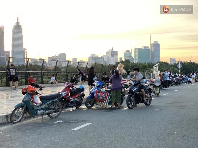Giới trẻ Sài Gòn vẫn tụ tập thả diều, ăn uống ở Thủ Thiêm trước thời điểm giãn cách xã hội-5