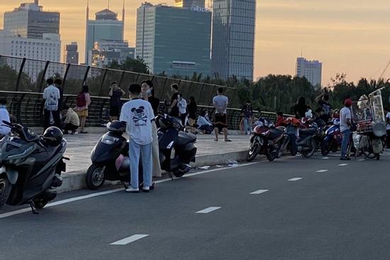 Giới trẻ Sài Gòn vẫn tụ tập thả diều, ăn uống ở Thủ Thiêm trước thời điểm giãn cách xã hội