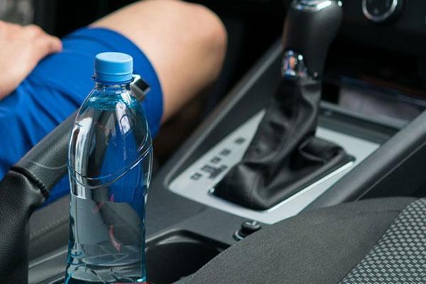 Sốc với clip chai nước đốt cháy ghế da ô tô dưới trời nắng-1