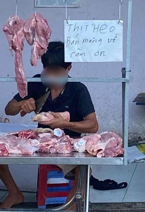 Bác bán thịt heo treo biển Bán mang về nhưng dân tình xem xong đều thấy lú-1