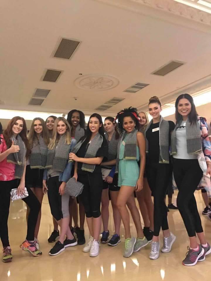 Đỗ Mỹ Linh chụp hình cùng tân Miss Universe, chiều cao cột đèn - máy nước-1