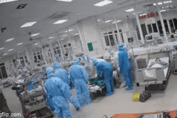 Clip: Bác sĩ ép tim liên tục, giành giật sự sống cho bệnh nhân Covid-19-1