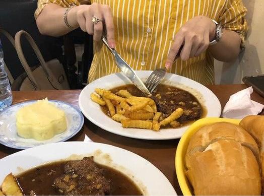 Mời bạn gái đi ăn hàng hết 900k và hành động ái ngại của bạn trai-2