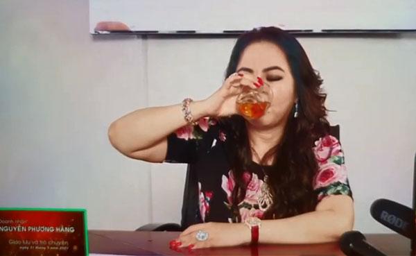 Bà Phương Hằng khóc ngất trên livestream: Họ lấy quyền gì giẫm đạp tôi?-1