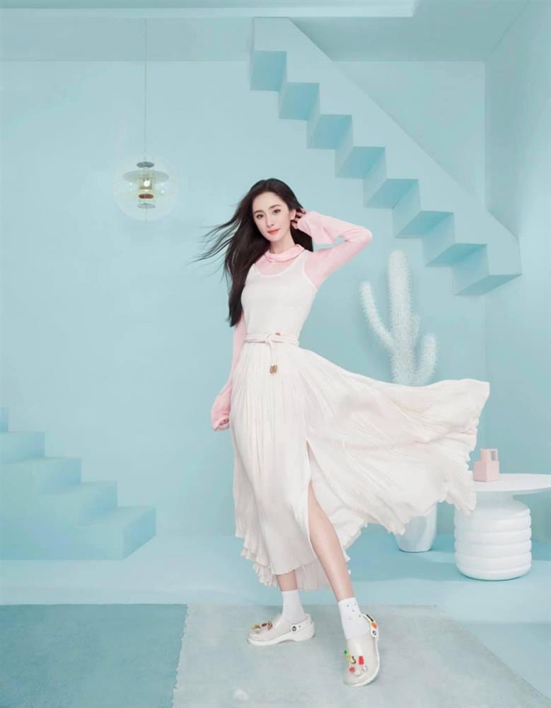 Dương Mịch xứng danh hệ phá cách, hết mặc váy đi cùng sneaker lại mix cùng dép nhựa-4