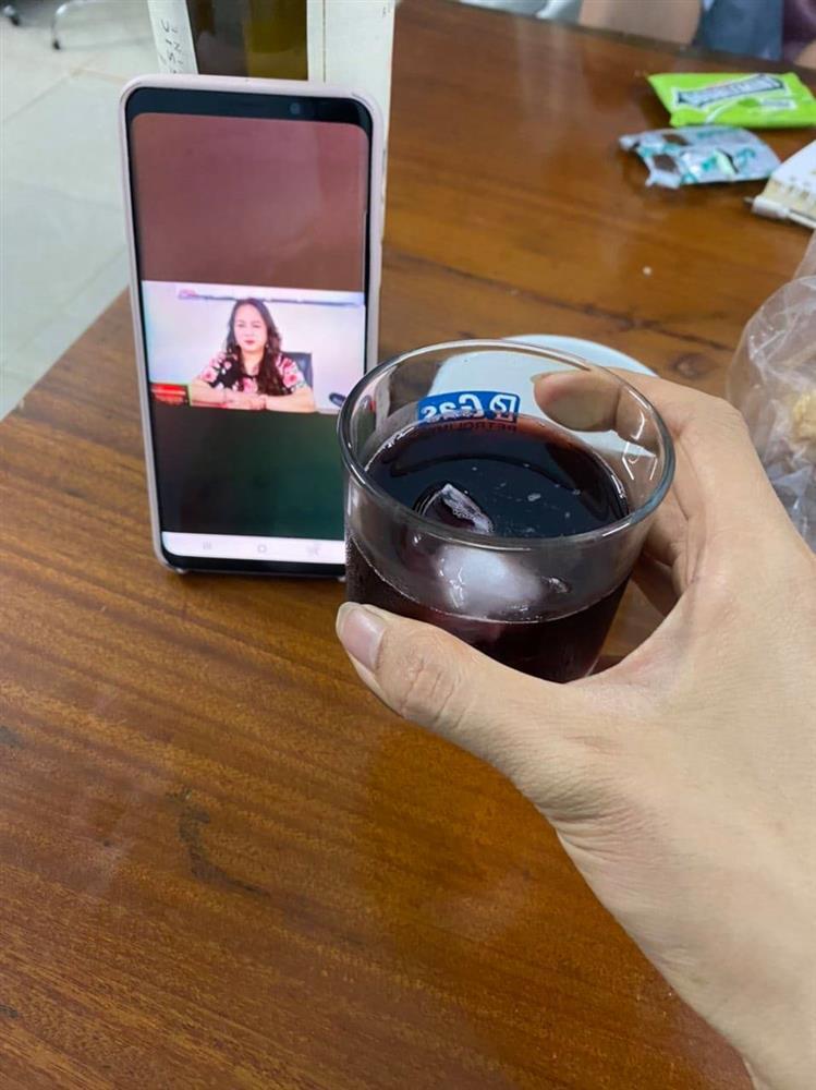 Dân mạng đua nhau cạn chén tiêu sầu online cùng bà Phương Hằng-10