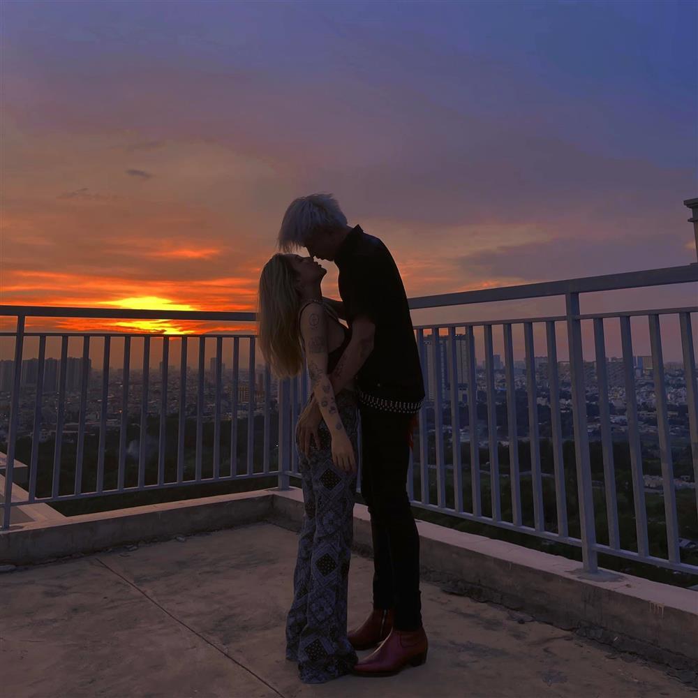 Chia tay Đạt G 1 tháng, Du Uyên khoe bờ vai mới-1