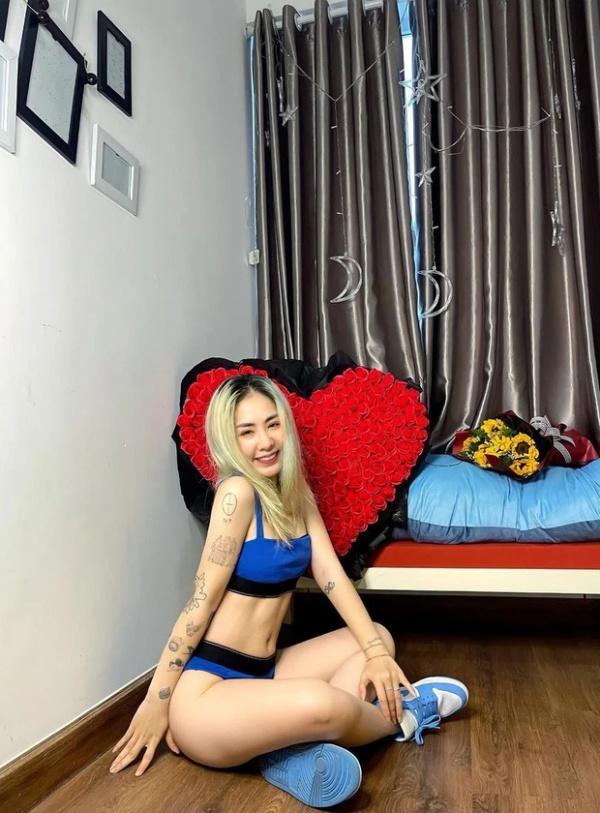 Chia tay Đạt G 1 tháng, Du Uyên khoe bờ vai mới-5