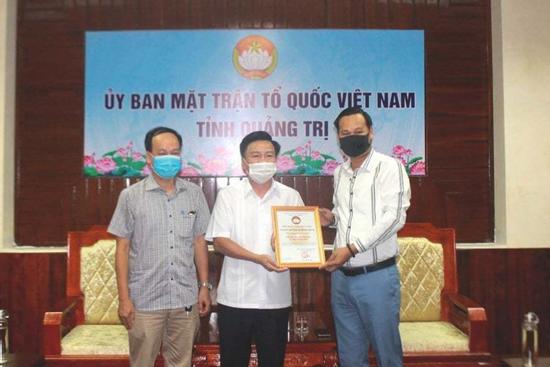 Đại diện nghệ sĩ Hoài Linh trao 1 tỷ đồng cho Quảng Trị