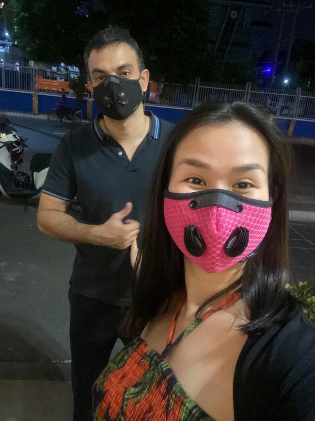 Võ Hạ Trâm bụng bầu khệ nệ cùng chồng Ấn Độ xét nghiệm Covid-19 trong đêm-1