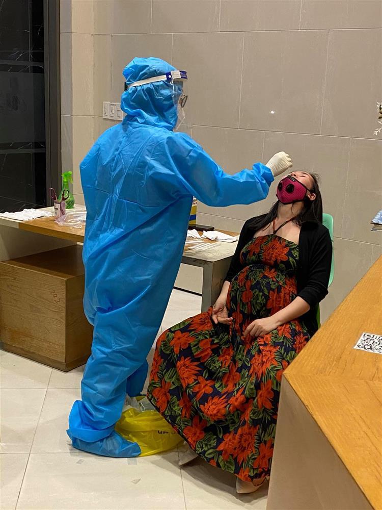 Võ Hạ Trâm bụng bầu khệ nệ cùng chồng Ấn Độ xét nghiệm Covid-19 trong đêm-3