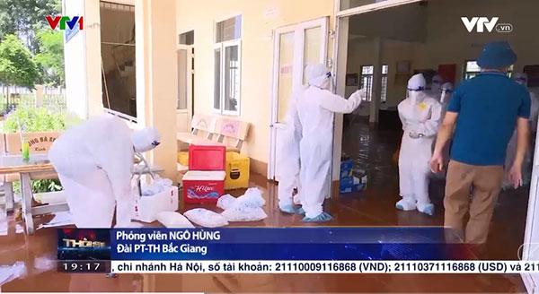 Nhân viên y tế lấy nước đá đổ lên người giải nhiệt giữa cái nắng rực lửa-5