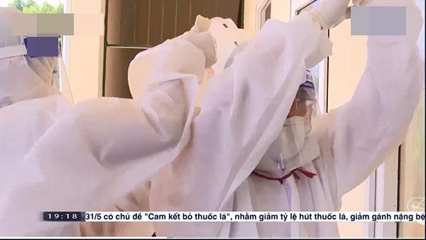 Nhân viên y tế lấy nước đá đổ lên người giải nhiệt giữa cái nắng rực lửa-8