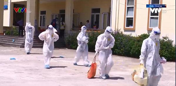 Nhân viên y tế lấy nước đá đổ lên người giải nhiệt giữa cái nắng rực lửa-11