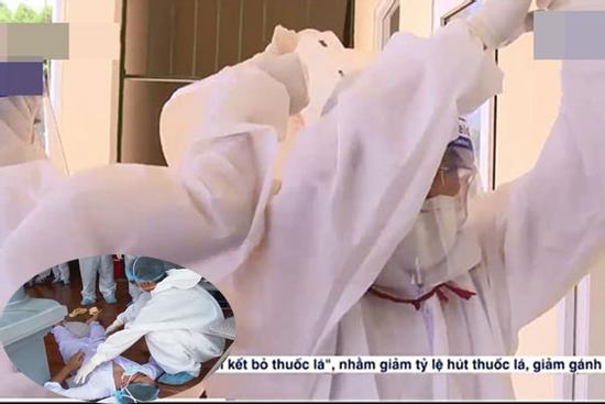 Nhân viên y tế lấy nước đá đổ lên người giải nhiệt giữa cái nắng rực lửa