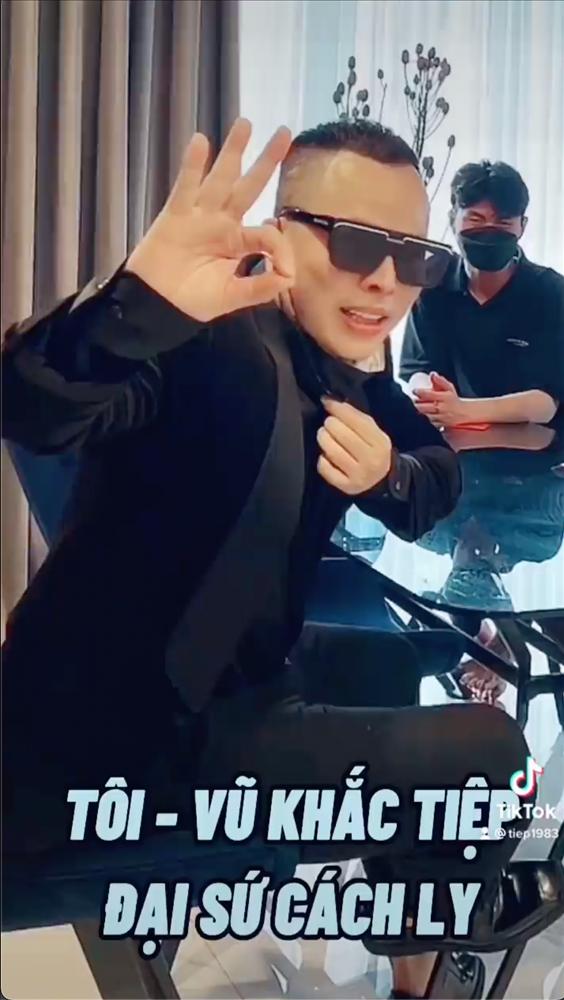 Vũ Khắc Tiệp nhận danh hiệu đại sứ cách ly, lì xì... ăn mừng Tết Covid-1