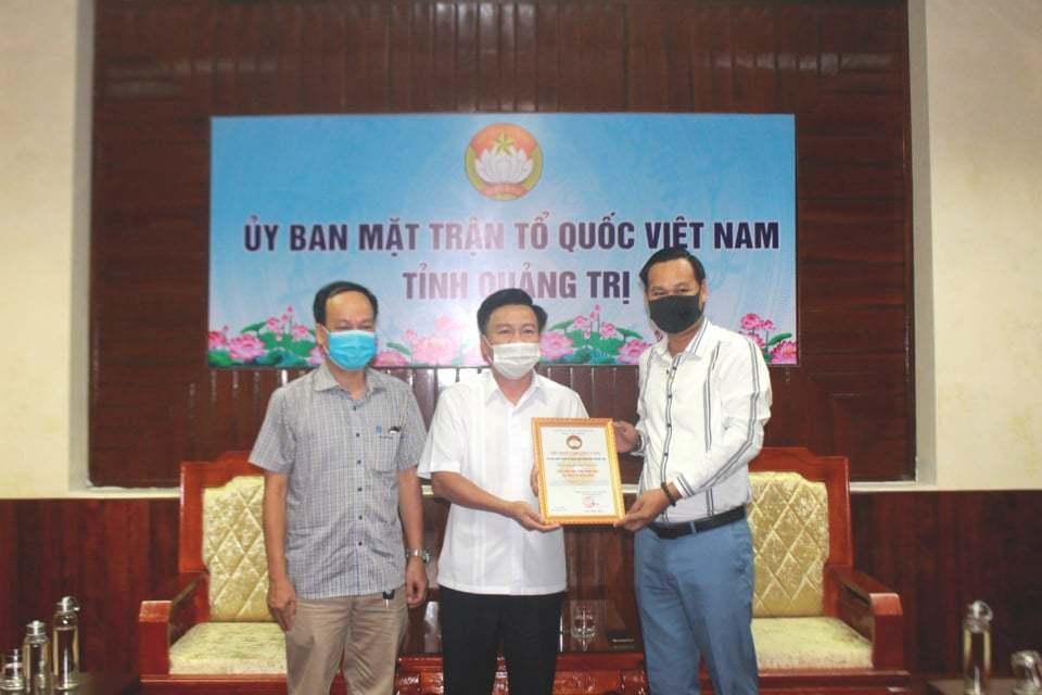 Dân mạng ngơ ngác khi đại diện Hoài Linh trao 1 tỷ từ thiện Quảng Trị: Đang chống dịch sao lại đi chống lũ-2