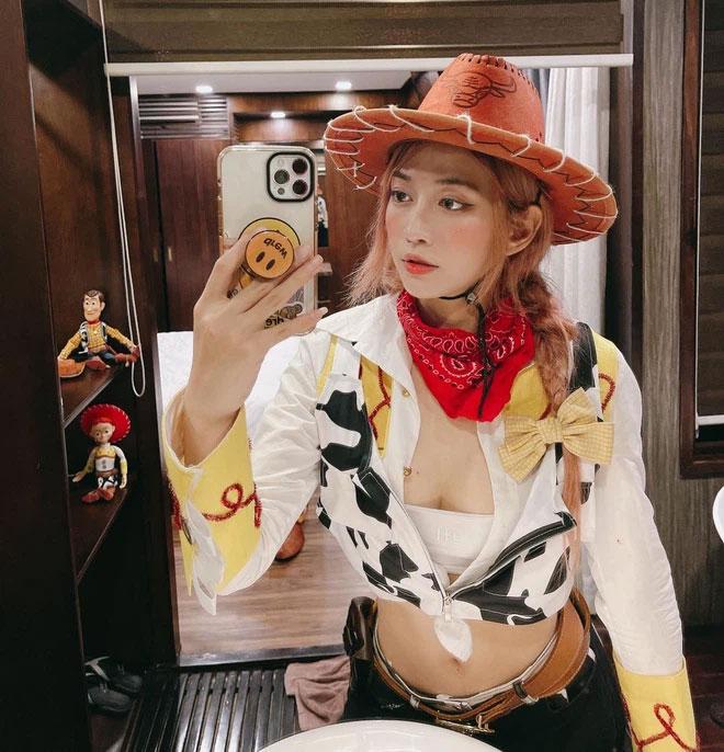 Bỏng mắt ảnh Lê Bống vô tư vạch áo khoe ngực-6