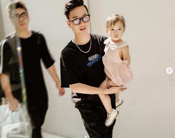 Đăng ảnh cùng gái cưng 1/6, Justa Tee nhận lời khen đi vào lòng đất-9