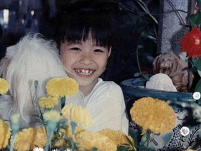 Đông Nhi cũng hàm răng khấp khểnh trông rất đáng yêu.