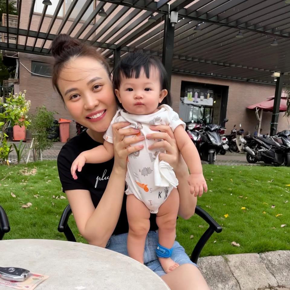 Khi con mình bị so sánh với con Hà Hồ, Đàm Thu Trang trả lời thế nào?-1