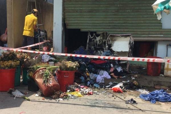 Tạt xăng đốt nhà hàng xóm, may mắn 2 bé song sinh thoát nạn-2