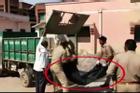 Cảnh sát Ấn Độ vứt thi thể lên xe chở rác, lộ diện kẻ đứng sau gây phẫn nộ