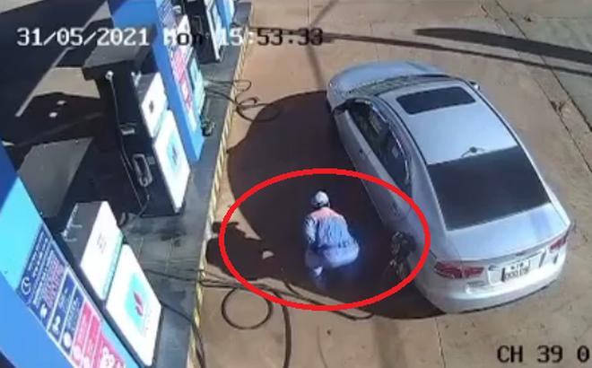 Clip: Thượng đế ném tiền qua cửa xe, nhân viên bơm xăng tức sôi máu-1