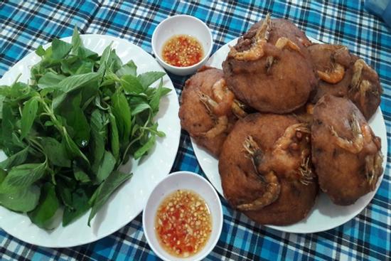 Về Tiền Giang ngang chợ Giồng, ăn bánh giá đặc sản đất Gò Công