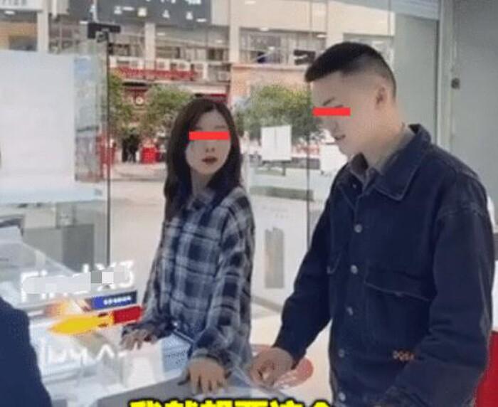 Muốn người yêu tặng điện thoại, cô gái ra tuyệt chiêu khiến bạn trai và nhân viên bán hàng xanh mặt-1