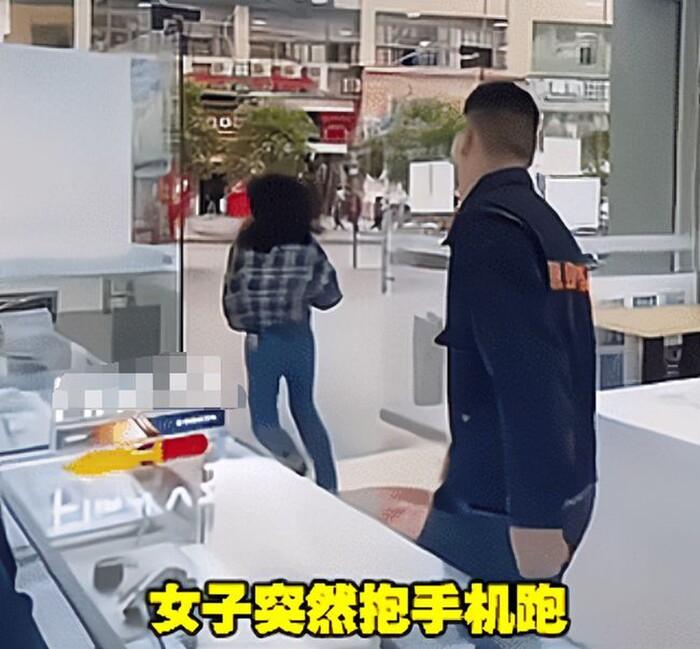 Muốn người yêu tặng điện thoại, cô gái ra tuyệt chiêu khiến bạn trai và nhân viên bán hàng xanh mặt-2