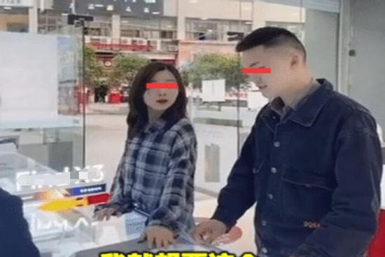Muốn người yêu tặng điện thoại, cô gái ra 'tuyệt chiêu' khiến bạn trai và nhân viên bán hàng 'xanh mặt'