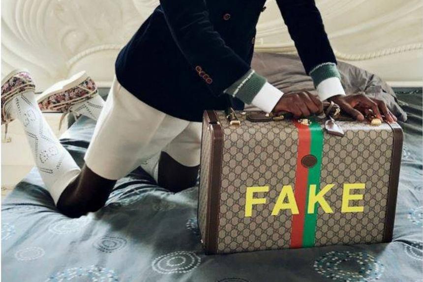 Vì sao nhiều người thích mua đồ fake?-1