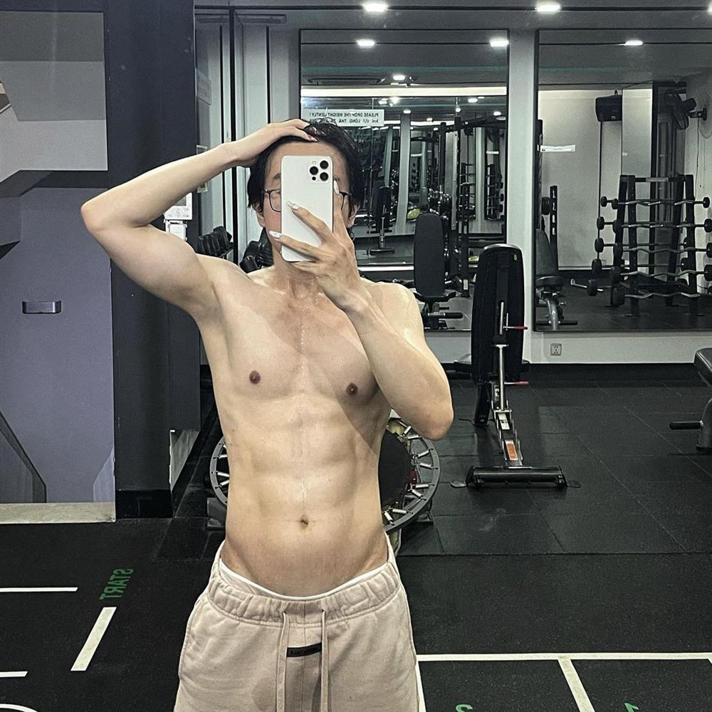 Beauty blogger Call Me Duy gây sốc với loạt ảnh tự sướng phản cảm-2