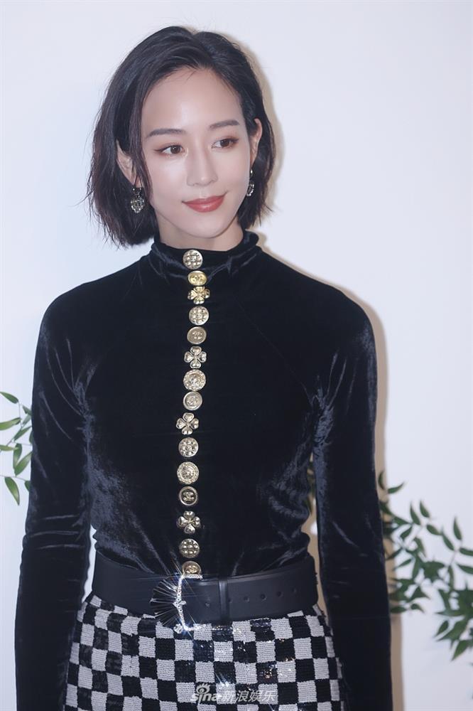 Châu Tấn xuống sắc, Vương Nhất Bác kém sang trong event thời trang-11