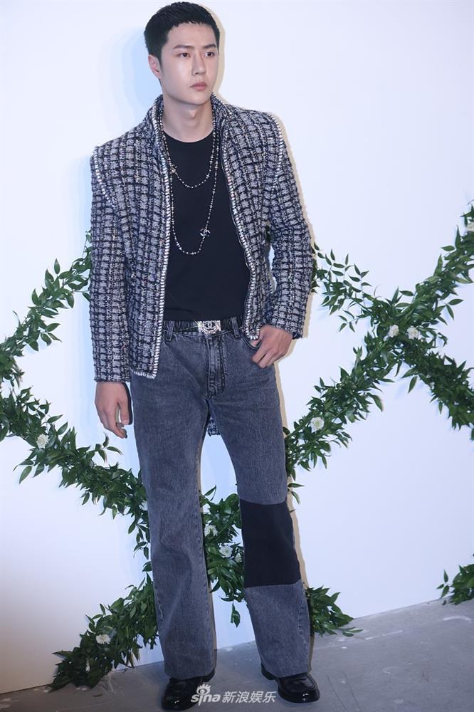 Châu Tấn xuống sắc, Vương Nhất Bác kém sang trong event thời trang-5