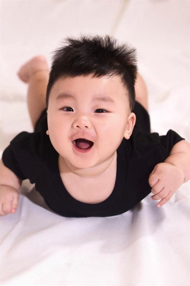 Chẳng còn giấu, Hòa Minzy xả ảnh con trai khiến dân mạng xem không kịp-4