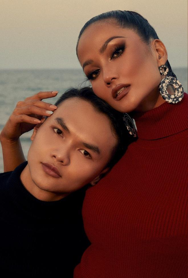 Người mẫu TP.HCM bán hàng online, tự chụp ảnh khi giãn cách xã hội-1