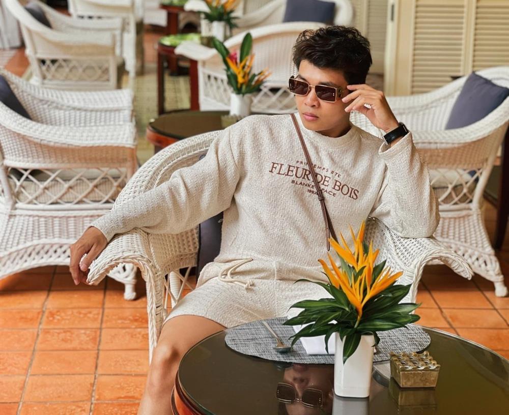 Người mẫu TP.HCM bán hàng online, tự chụp ảnh khi giãn cách xã hội-2