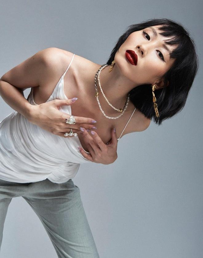 Người mẫu TP.HCM bán hàng online, tự chụp ảnh khi giãn cách xã hội-3