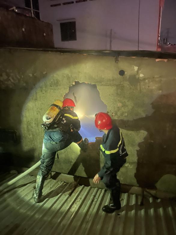 TP HCM: Cháy nhà lúc nửa đêm, vợ chết, chồng và con thương nặng-1