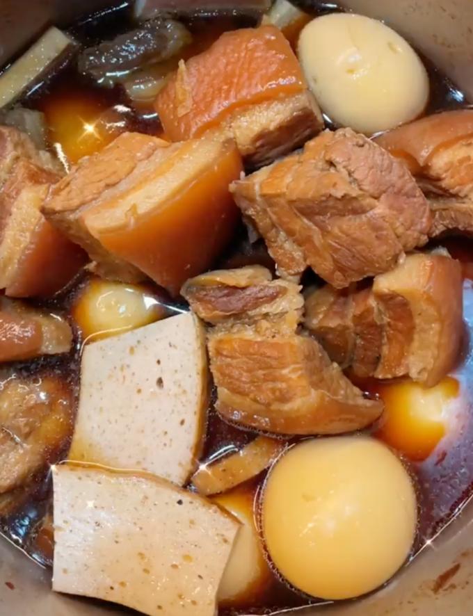 Bí quyết ướp thịt kho trứng thấm vị của Tóc Tiên-1