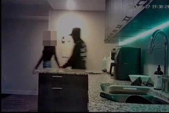 Màn bắt gian hút 4,3 triệu lượt xem, thanh niên 'lật mặt' bạn gái nhờ 1 phép ngụy trang