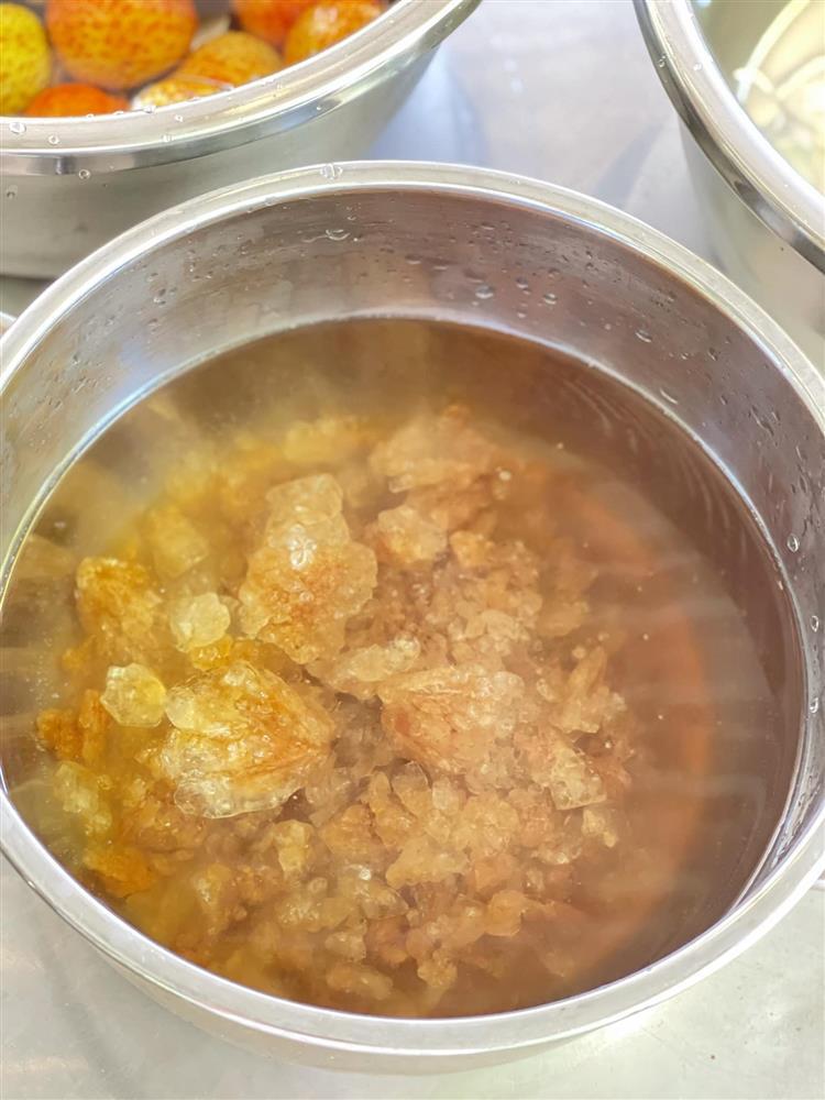 Vào mùa, học lỏm ngay cách làm vải ngâm đường để dành pha trà giải khát mùa hè-5