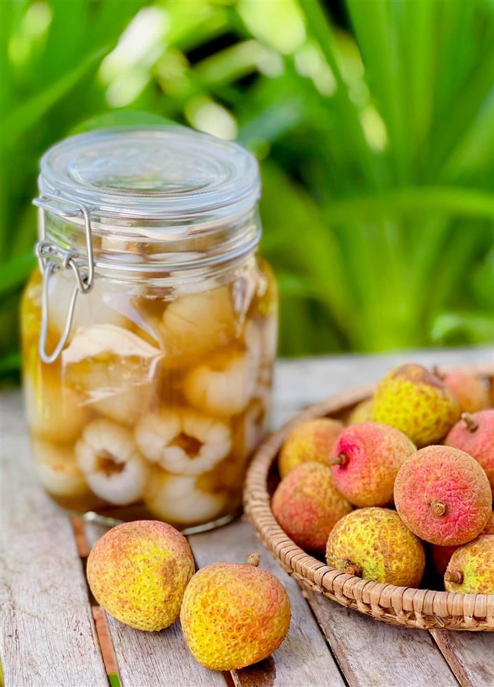 Vào mùa, học lỏm ngay cách làm vải ngâm đường để dành pha trà giải khát mùa hè-6