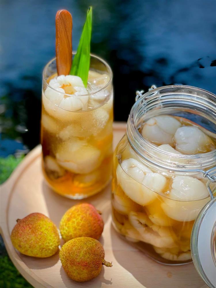 Vào mùa, học lỏm ngay cách làm vải ngâm đường để dành pha trà giải khát mùa hè-2